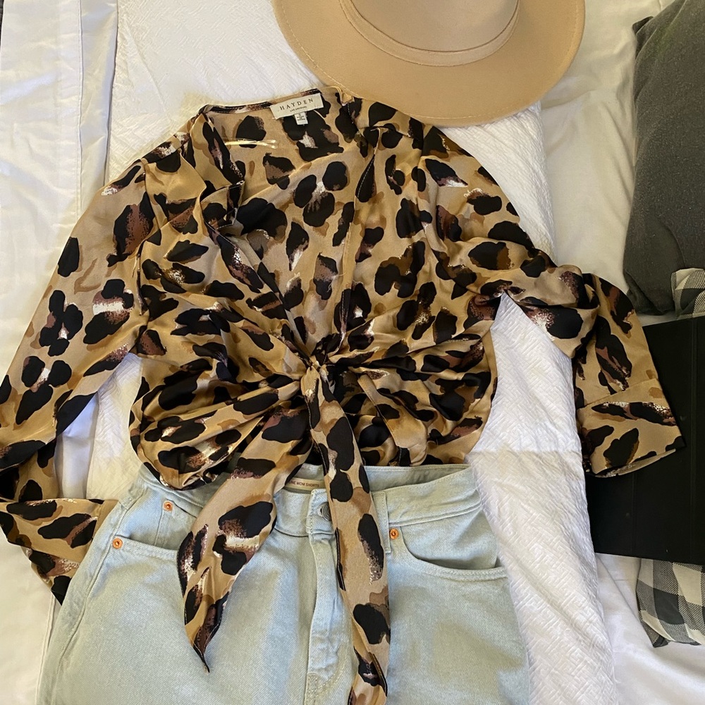 Leaped tie top 🐾
